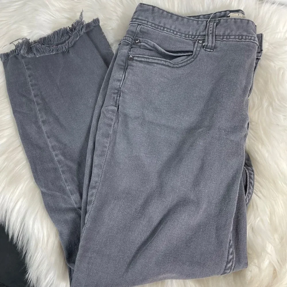 Free People Grey Raw Hem Busted Knee‎ Skinny Crop Jeans Sz 30